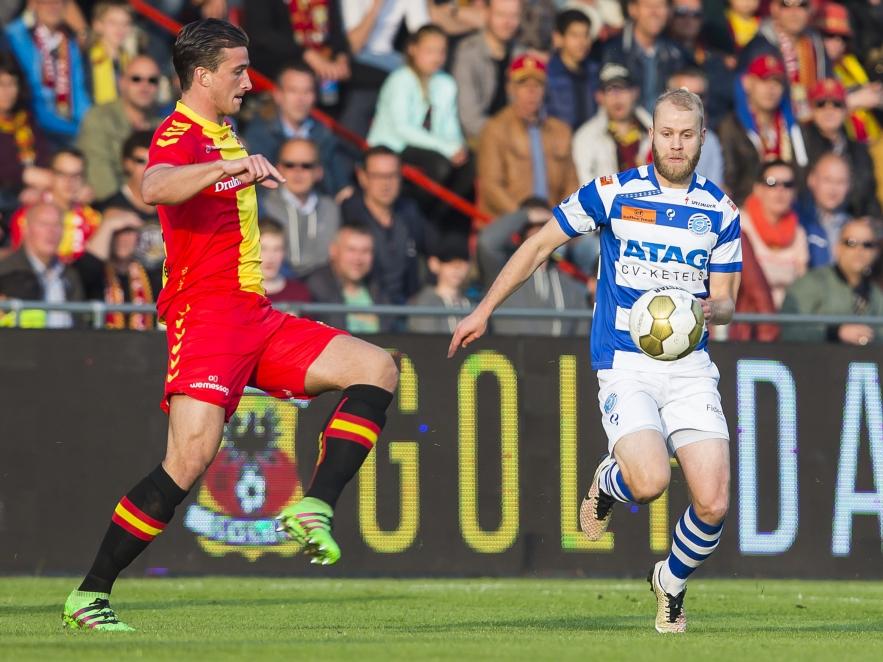 Robin van der Meer (l.) komt te laat om Nathaniël Will van de bal te zetten tijdens Go Ahead Eagles - De Graafschap. (19-05-2016)