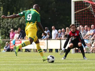 Gervane Kastaneer (l.) krijgt een grote kans om te scoren tijdens de oefenwedstrijd ADO Den Haag - FC Eindhoven. Oog in oog met Ruud Swinkels (r.) mist hij echter. (15-07-2016)