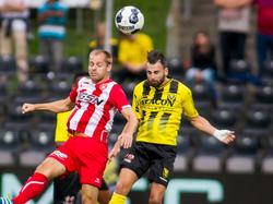 Roel Janssen (r.) en Istvan Bakx (l.) vechten een kopduel uit tijdens VVV-Venlo - FC Oss. (19-08-2016)