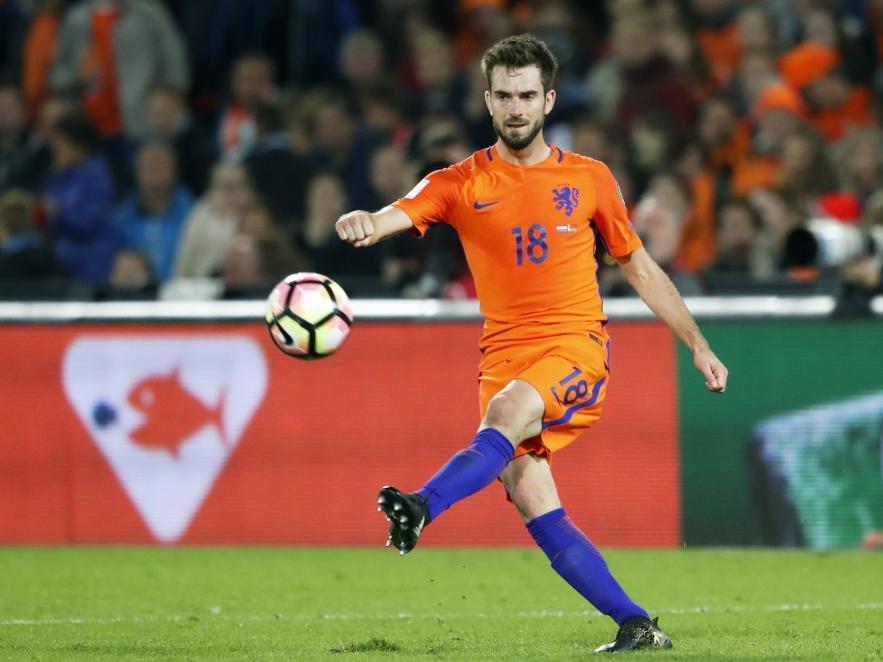 Davy Pröpper verstuurt een pass namens Oranje. De middenvelder kwam in de rust binnen de lijnen tegen Wit-Rusland. (07-10-2016) Davy Pröpper verstuurt een pass namens Oranje. De middenvelder kwam in de rust binnen de lijnen tegen Wit-Rusland. (07-10-2016)