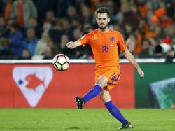 Davy Pröpper verstuurt een pass namens Oranje. De middenvelder kwam in de rust binnen de lijnen tegen Wit-Rusland. (07-10-2016)