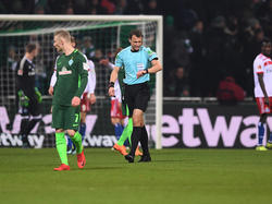 Schiedsrichter Felix Zwayer im Nord-Derby Werder Bremen gegen Hamburger SV