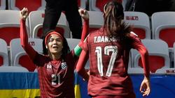 Die Thailänderin Kanjana Sung-Ngoen (l.) feiert ihren Treffer gegen Schweden