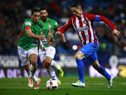 Fernando Torres conduce el balón ante un jugador del Guijuelo. (Foto: Getty)