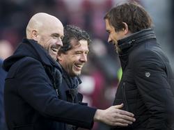 Erik ten Hag (l.) en Phillip Cocu (r.) begroeten elkaar voor het duel tussen PSV en FC Utrecht. Ook Jean-Paul de Jong (m.), assistent van Ten Hag, is erbij. (12-02-2017)