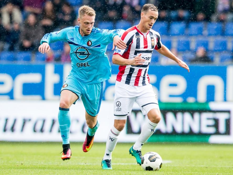 Freek Heerkens (r.) probeert te ontsnappen aan Nicolai Jørgensen (l.) tijdens het competitieduel Willem II - Feyenoord (02-10-2016).