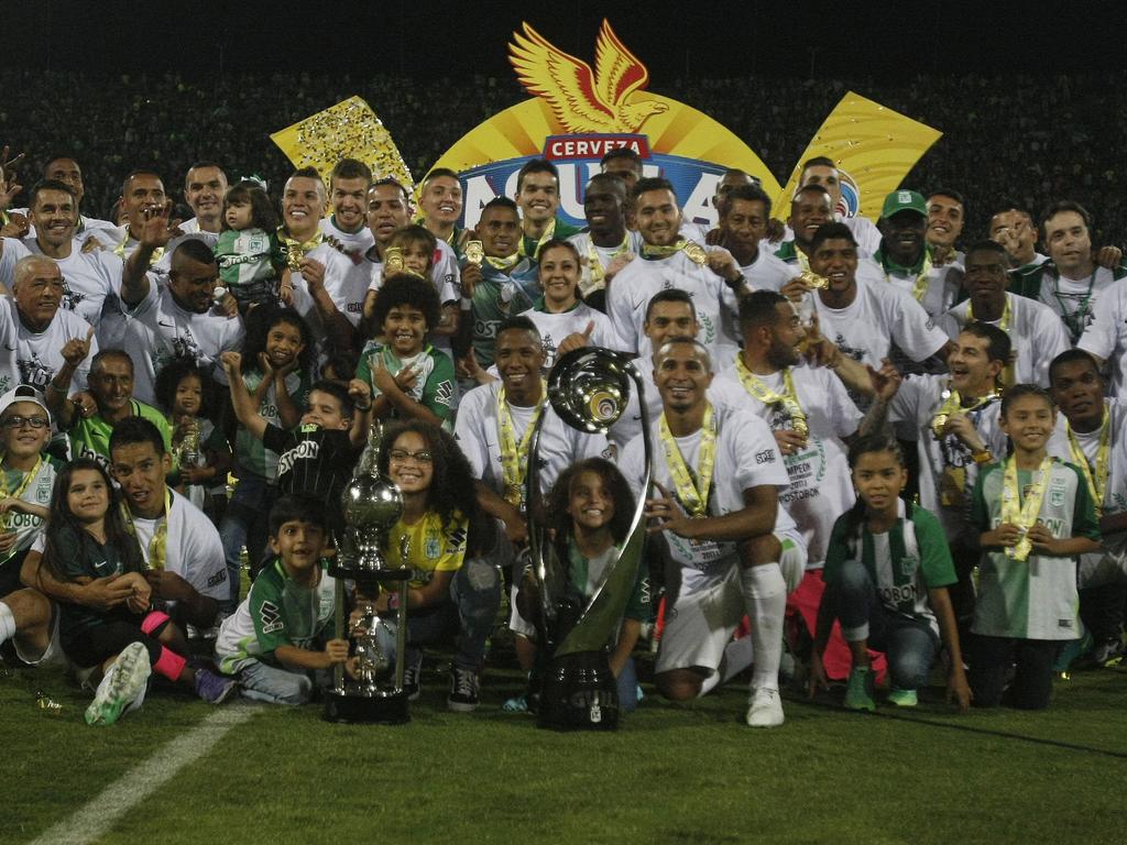 Los jugadores de Nacional posan con el trofeo sobre el campo. (Foto: Imago)