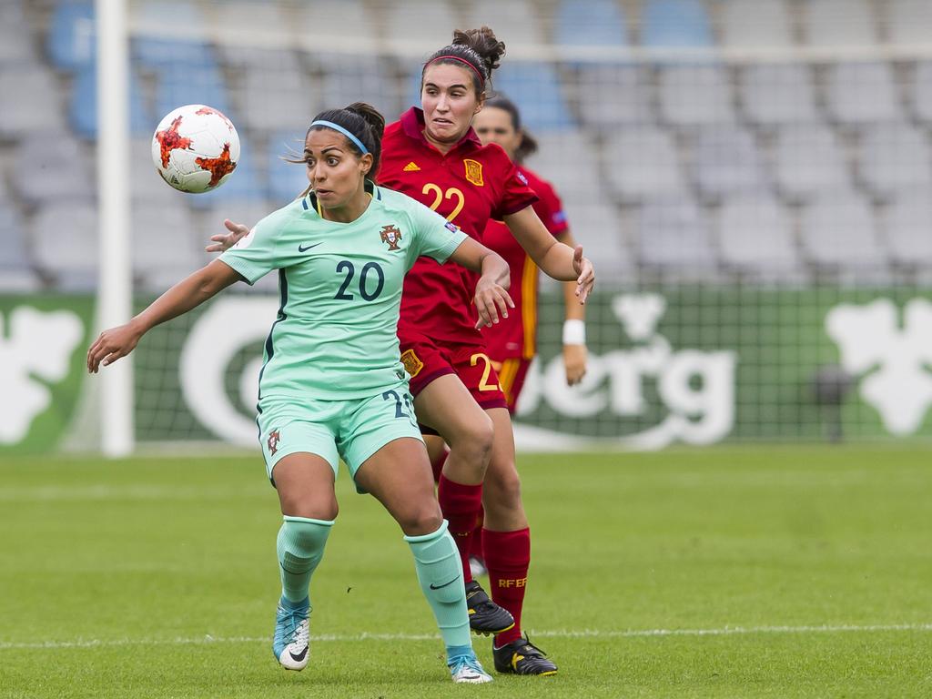 Suzane Pires (l.) probeert namens Portugal de bal te beschermen voor de Spaanse Mariona. (19-07-2017)