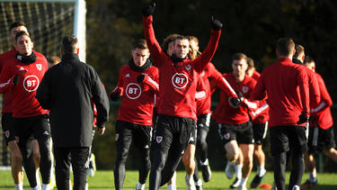 Bale entrena junto a sus compañeros de la selección galesa.