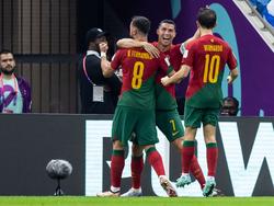 Portugals Bruno Fernandes (l.) jubelt nach seinem Tor zum 1:0 gegen Uruguay mit Cristiano Ronaldo (M.) und Bernardo Silva (r.)