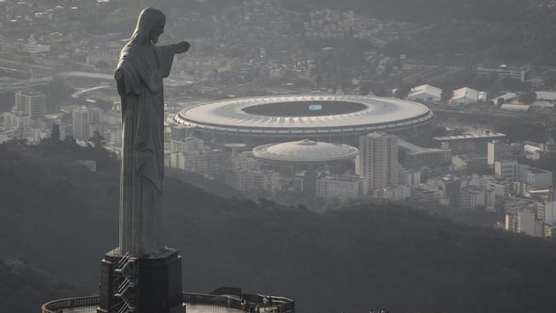 Das Maracanã-Stadion in Rio hinter der Christusstatue 