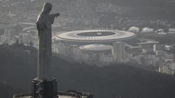 Das Maracanã-Stadion in Rio hinter der Christusstatue "Cristo Redentor"
