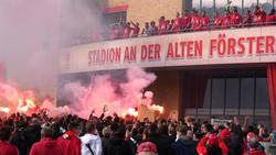 Die Spieler von Union Berlin feiern den Europapokal-Einzug mit ihren Fans