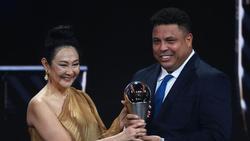 Ronaldo überreicht Pelés Witwe den Silberpokal