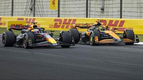 Max Verstappen im Red Bull neben Lando Norris im McLaren beim Formel-1-Rennen in China 2024