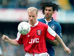 Ruud Gullit (r.) en Dennis Bergkamp vechten om de bal tijdens de competitiewedstrijd Chelsea - Arsenal. (30-09-1995)