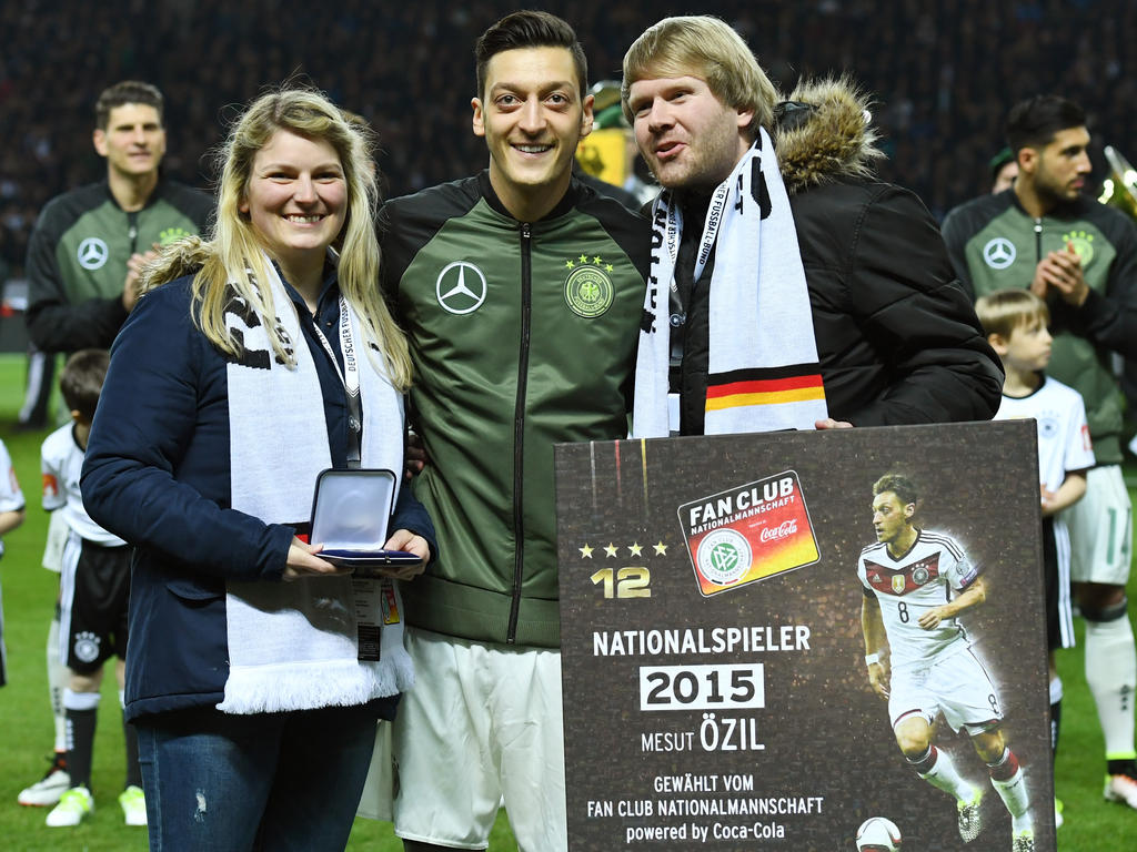 Mesut Özil (M.) ist zum Nationalspieler des Jahres 2015 gewählt worden