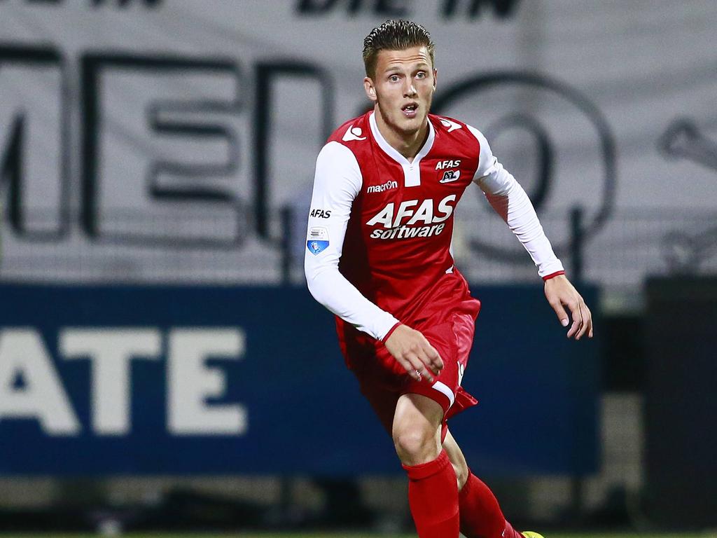 Jeffrey Gouweleeuw kijkt geconcentreerd naar zijn teamgenoten van AZ in duel met Heracles Almelo. (09-08-2014) Jeffrey Gouweleeuw kijkt geconcentreerd naar zijn teamgenoten van AZ in duel met Heracles Almelo. (09-08-2014)