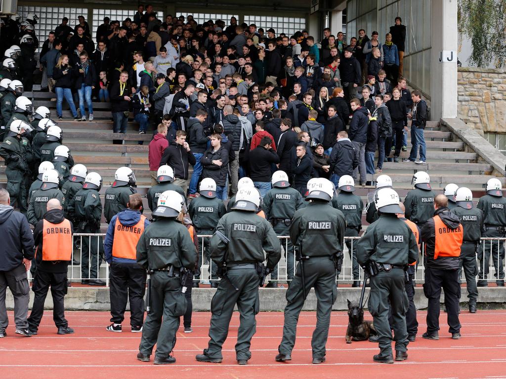 Dortmunder Anhänger werden von der Polizei eingekesselt