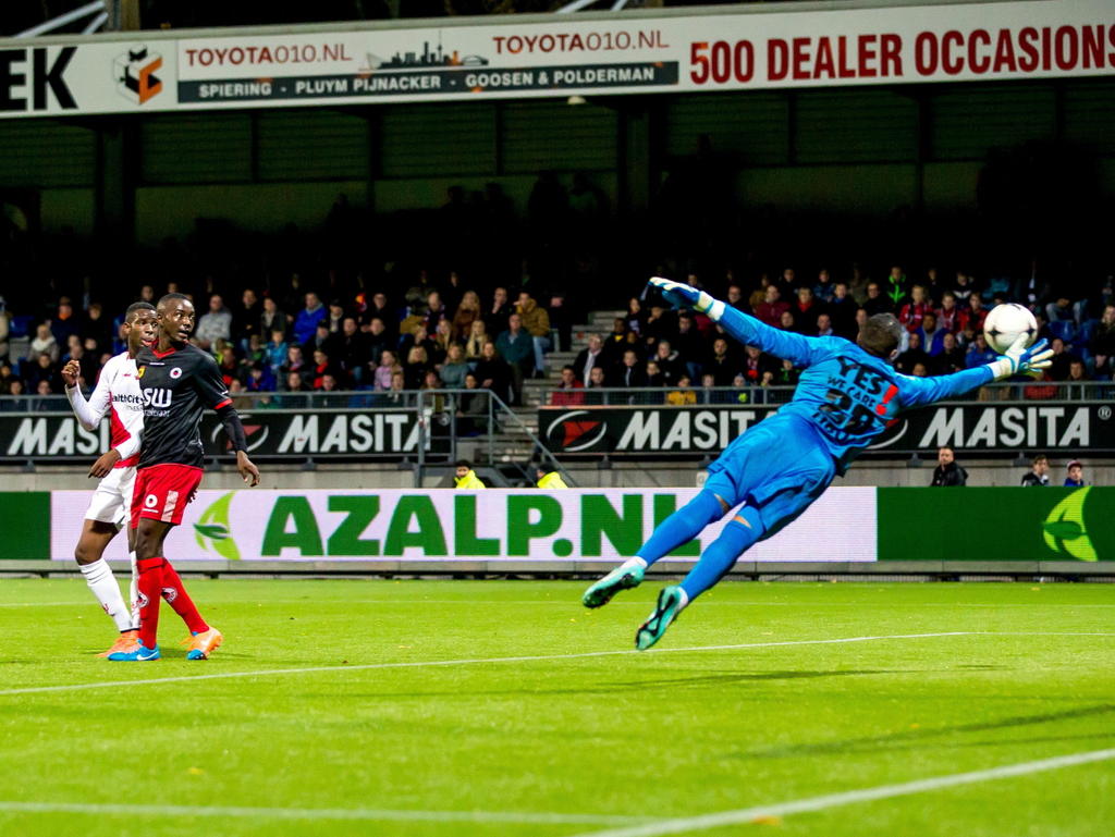 Excelsior-doelman Gino Coutinho (r.) kan niet voorkomen dat FC Utrecht op gelijke hoogte komt op Woudestein. (07-11-2014)