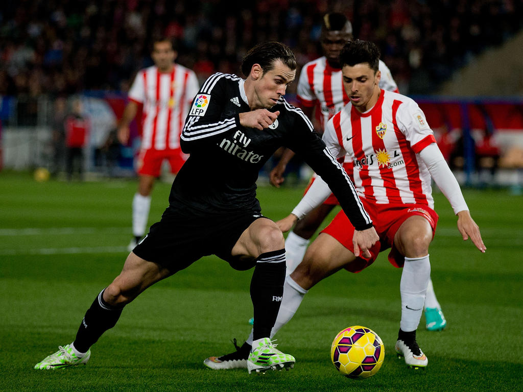 El lateral del Almería Ximo Navarro, en pugna con Bale por un balón esta temporada. (Foto: Getty)