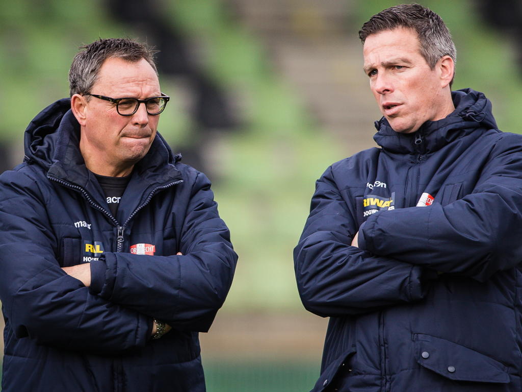 Nieuwbakken trainer Jan Everse (l.) en assistent-trainer Gérard de Nooijer overleggen tijdens een training van FC Dordrecht. (11-03-2015)