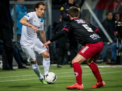 Andrés Guardado (l.) zoekt een manier om Bas Kuipers (r.) te passeren tijdens Excelsior - PSV Eindhoven. (25-04-2015)