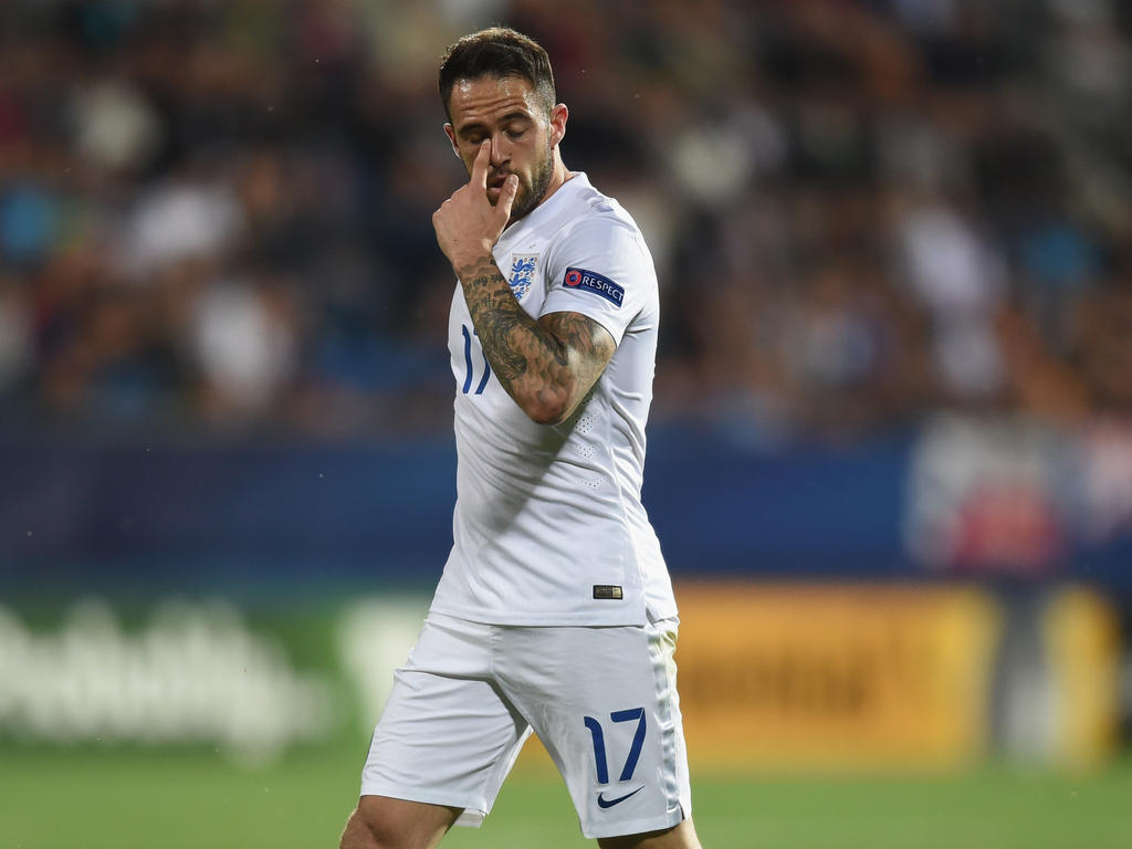 Danny Ings houdt zich tijdens de wedstrijd Jong Engeland - Jong Portugal even bezig met iets anders. (18-06-2015)