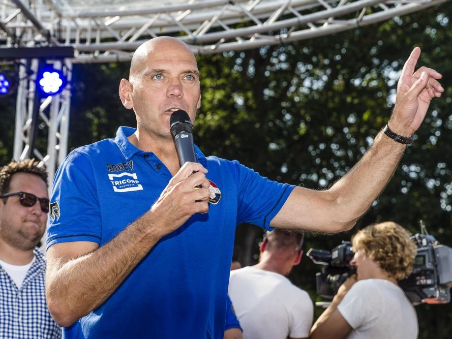 Hoofdtrainer Jurgen Streppel neemt het woord tijdens de open dag van Willem II. (01-08-2015) Hoofdtrainer Jurgen Streppel neemt het woord tijdens de open dag van Willem II. (01-08-2015)