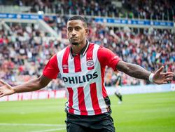 PSV komt tegen FC Groningen al vroeg in de wedstrijd op voorsprong. Luciano Narsingh viert zijn doelpunt op gepaste wijze. (16-08-2015)