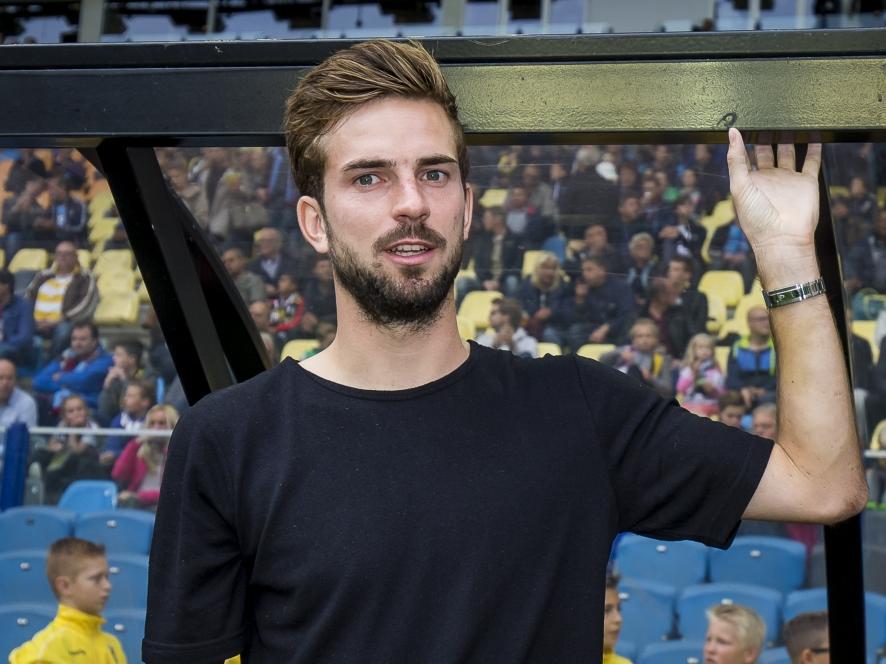 Davy Pröpper neemt voorafgaand aan het competitieduel Vitesse - De Graafschap afscheid van zijn oude club Vitesse. De middenvelder vertrok afgelopen zomer naar PSV. (20-09-2015) Davy Pröpper neemt voorafgaand aan het competitieduel Vitesse - De Graafschap afscheid van zijn oude club Vitesse. De middenvelder vertrok afgelopen zomer naar PSV. (20-09-2015)