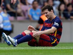 Lionel Messi zit geblesseerd op de grond tijdens het competitieduel FC Barcelona - Las Palmas. (26-09-2015)