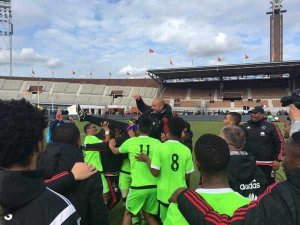 De trainer van Ajax Cape Town A1 gaat op de schouders als de Zuid-Afrikaanse ploeg NextGen Series 2016 wint in het Olympisch Stadion. (16-05-2016)