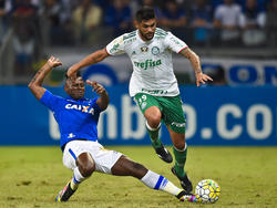Duvier mete el pie para robar el cuero con Cruzeiro. (Foto: Getty)