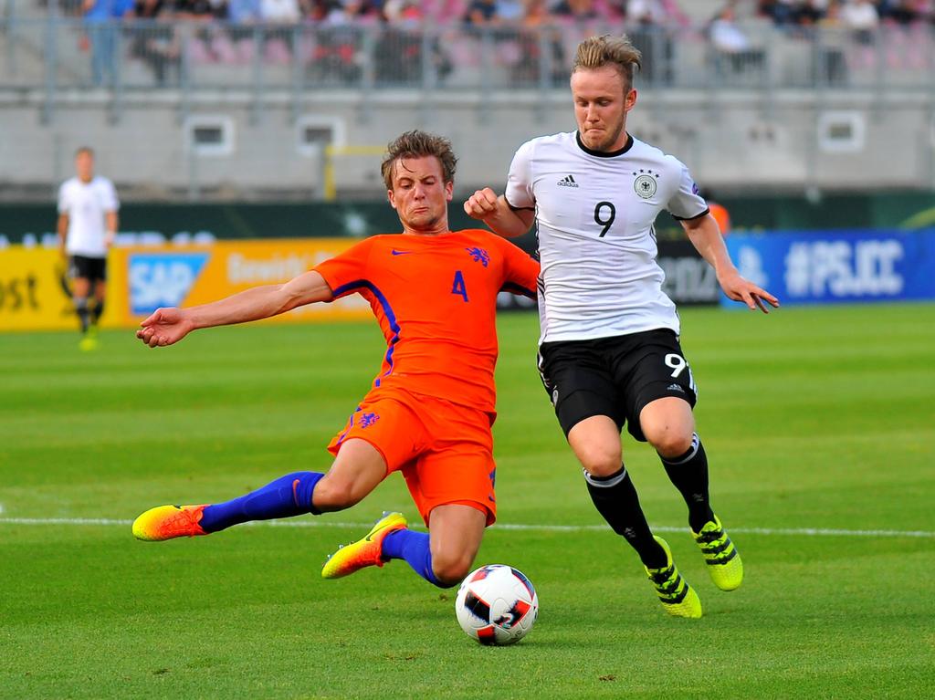 Hidde ter Avest (l.) grijpt in namens Oranje u19 door Cedric Teuchert (r.) van Duitsland van de bal te zetten tijdens het WK play-offduel. (21-07-2016)