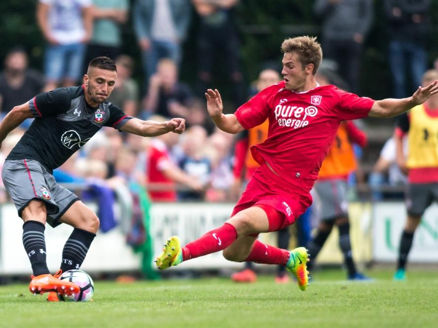 Joachim Andersen (r.) zet een tackle in om Dušan Tadić (l.) af te stoppen tijdens het oefenduel FC Twente - Southampton (27-07-2016).