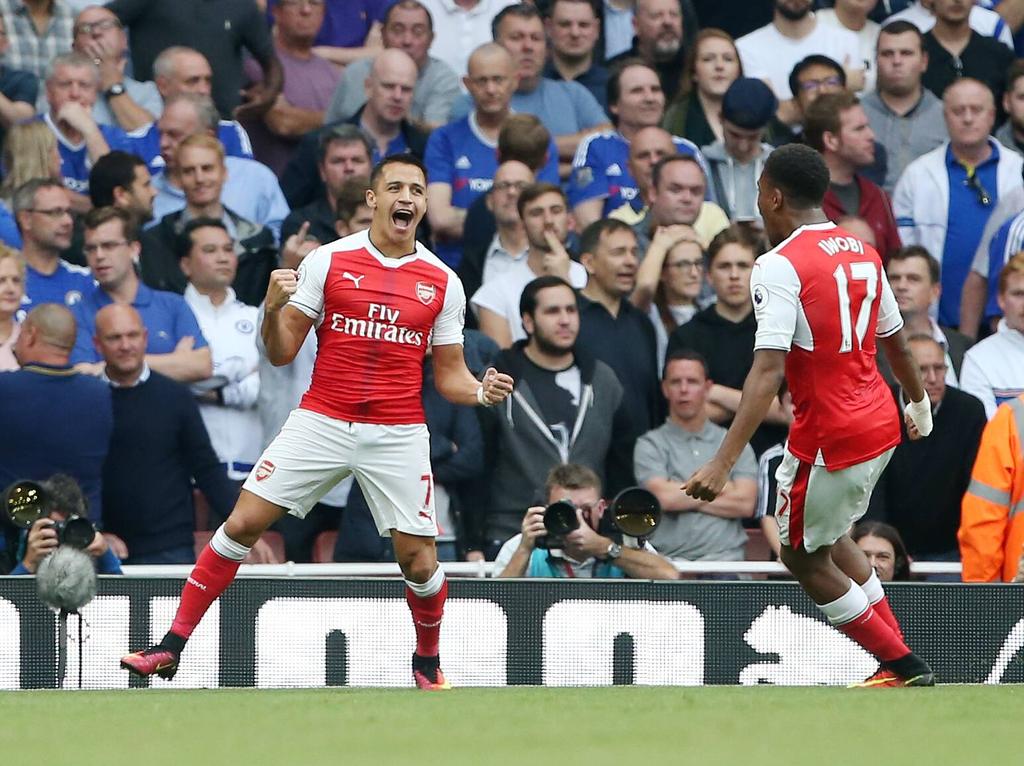 Alexis Sánchez viert zijn doelpunt voor Arsenal tegen Chelsea. (24-09-2016)
