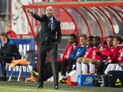 Erik ten Hag coacht fanatiek tijdens het bekerduel van FC Utrecht met FC Twente (22-09-2016).