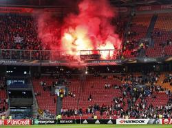 Het uitvak van de Amsterdam ArenA wordt volledig gevuld door aangestoken fakkels van Standard Luik-supporters. Enkele fakkels worden ook naar beneden gegooid tijdens het Europa League-duel. (29-09-2016)