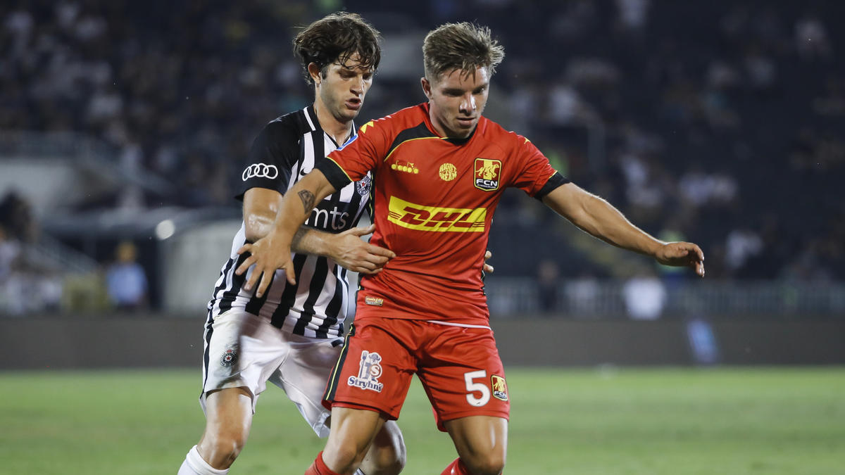 Mads Pedersen (r.) hat beim FC Augsburg unterschrieben Mads Pedersen (r.) hat beim FC Augsburg unterschrieben