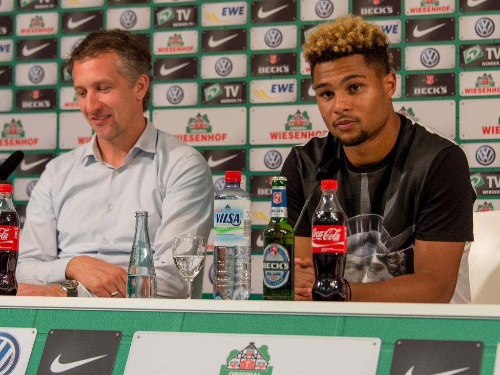 Werder-Manager Baumann (l.) äußerte sich zu den Gerüchten um Gnabry Werder-Manager Baumann (l.) äußerte sich zu den Gerüchten um Gnabry