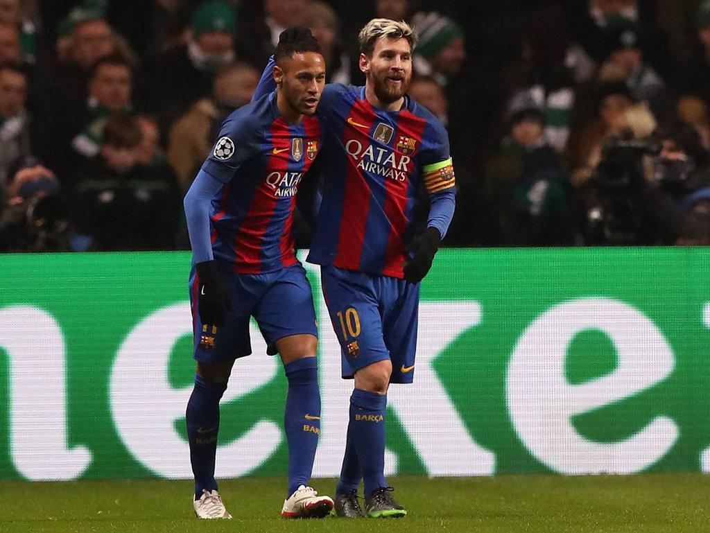 FC Barcelona-sterspeler Lionel Messi (r.) opent de score op Celtic Park op aangeven van Neymar (l.). (23-11-2016)