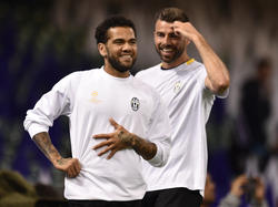 Dani Alves (l.) spielt künftig bei PSG