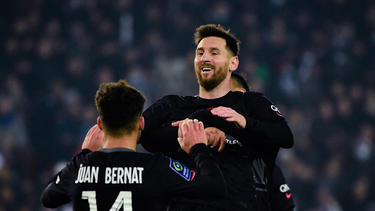 Der Ex-Bayern-Profi Bernat beglückwünscht Messi zum Tor
