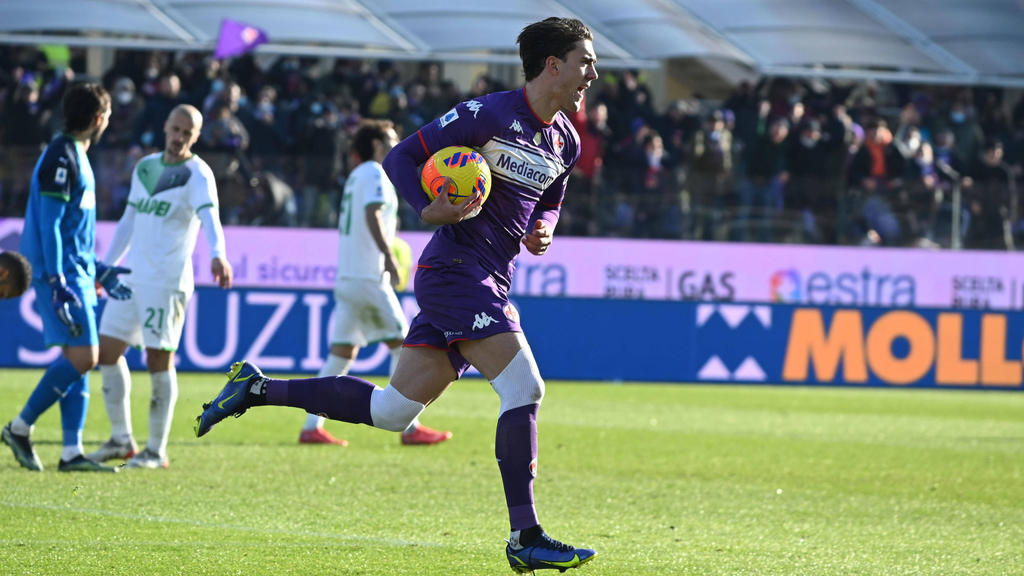 Juve squeeze past Fiorentina to keep pace with leaders Inter