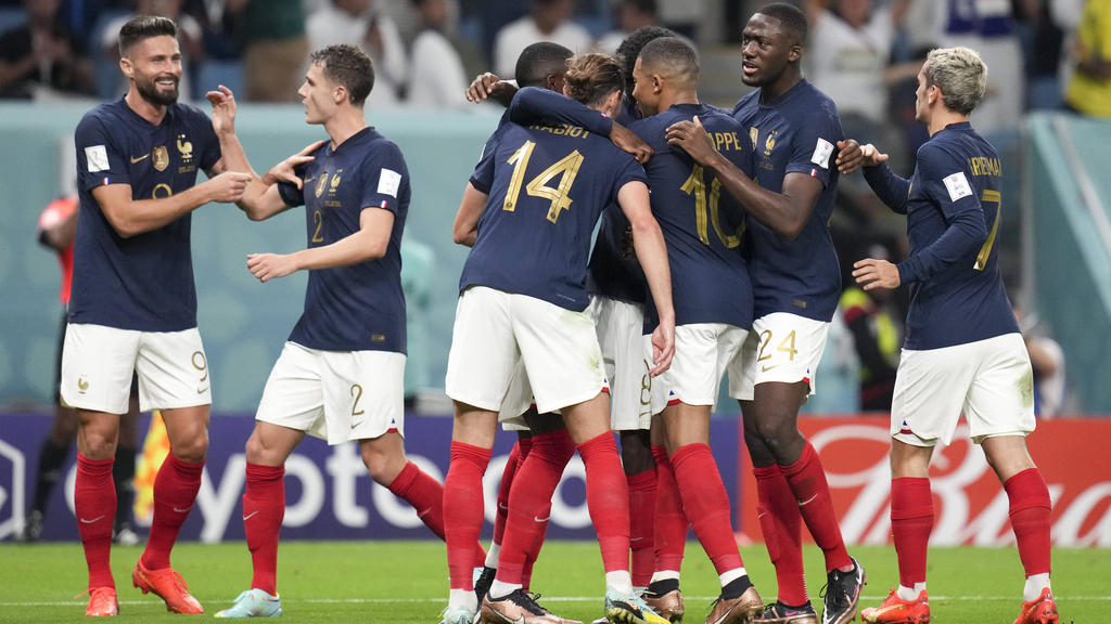 Die Franzosen feiern das Tor von Olivier Giroud (l) zum 4:1 gegen Australien.