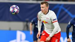 Lukas Klostermann von RB Leipzig am Ball