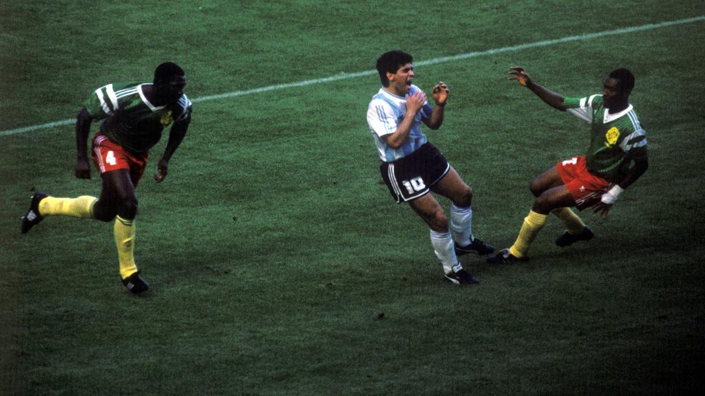 Diego Maradona (Mitte) konnte die Pleite gegen Kamerun nicht fassen