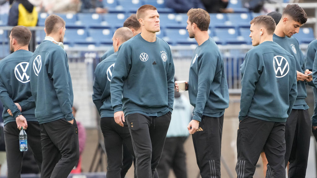 Kevin Behrens (M.) steht offenbar vor einem Wechsel zum VfL Wolfsburg