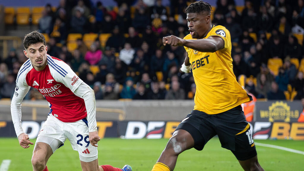 Emmanuel Agbadou (r.) wechselte nach Wolverhampton Emmanuel Agbadou (r.) wechselte nach Wolverhampton